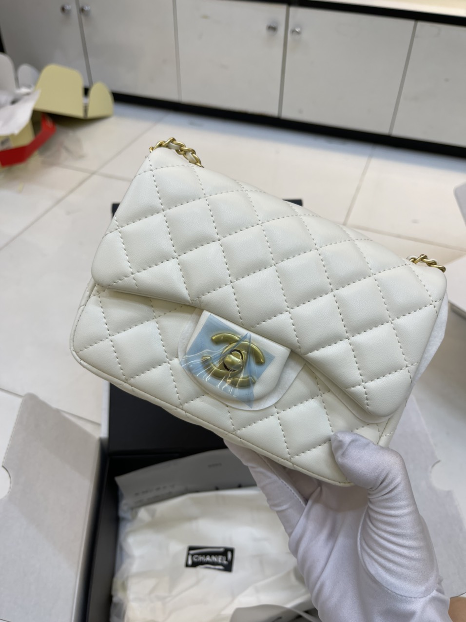 Túi Xách Chanel Super MINI  CHARM Quả Chuông Màu Trắng Size 17cm